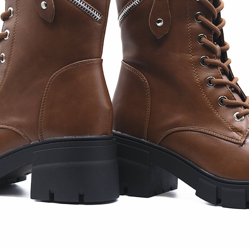 BOTIN NAPA CON ADORNO CREMALLERA CAMEL 80984